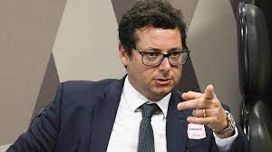 Na entrevista, wajngarten foi indagado se teria havido incompetência ou negligência do governo, particularmente do ministério da saúde, diante das dificuldades em fazer avançar o processo de. Por Que O Chefe Da Secom Fabio Wajngarten Nao Perde O Cargo