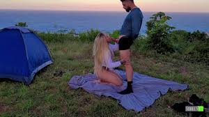 Sexo arriesgado Pareja amateur real follando en el campamento