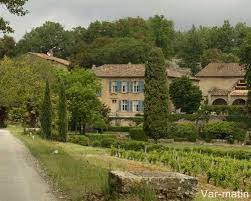 Brad Pitt Et Angelina Jolie Sont Revenus A Correns Entre Les Jas Maisons De People Volets Bleus Brad Pitt