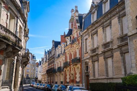 Façade de la Résidence Bardiaux, immeuble privatisé au 15 rue Bardiaux à Vichy