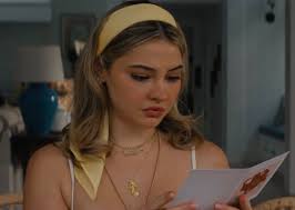 Madelyn Cline in I know what you did last summer is giving Sarah Cameron  vibes from OBX 1.