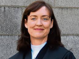 Late sighting of a brake light saw car ending up in field