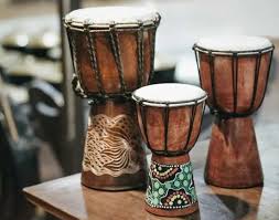Sedangkan yang dimaksud dengan alat musik harmonis adalah alat musik digunakan untuk beberapa alat musik yang termasuk dalam alat musik harmonis antara lain gitar, piano, kentrung, dan lain untuk lebih mengenal jauh alat musik ritmis, berikut disajikan beberapa contoh alat musik. Alat Musik Ritmis Pengertian Fungsi Dan Contohnya Teks Co Id