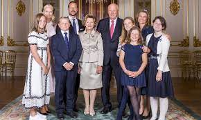 År 2020 ble ganske annerledes for oss alle, og vi har fått lov til å møte kongefamilien gjennom dette uvanlige året. Pin Op Norwegian Royal