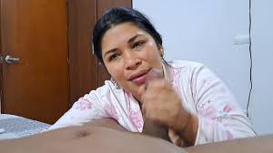 Minha sogra com tesão entra no meu quarto para me dar o melhor boquete