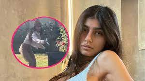 Mia khalifa (/ m iː ə k ə ˈ l iː f ə /; Mia Khalifa Sammelt Kot Mit Maske Ein Und Setzt Sie Dann Auf Promiflash De