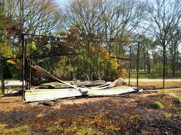 Grote brand beekse bergen, dak van het restaurant in het horecagedeelte. Tien Dieren Dood Na Brandstichting In Dierenverblijven Beekse Bergen Iedereen Is Verdrietig En Verbijsterd Foto Bd Nl