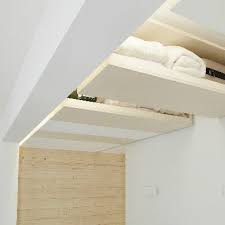 Rangements Dans L Entree On Investit Le Plafond En 2020 Rangement Au Plafond Plafond Idees Pour La Maison