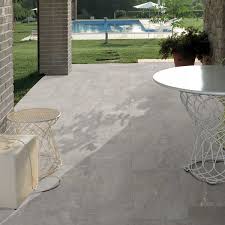 Oltre a realizzare pavimenti per esterni in pietra utilizzando singole tipologie di materiale lapideo, siamo anche in grado di progettare e realizzare soluzioni in non solo porfido e pietra di luserna per il tuo pavimento esterno. Gres Porcellanato Effetto Pietra Grigio Per Esterno Aspen Bagni E Pavimenti