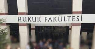 2021 dikey geçiş sınavına girenler aşağıda yer alan üniversitelerin hukuk bölümünün en son yeni taban puanları ve sıralamalarını aşağıdan öğrenebilirsiniz. Hukuk Fakultesi 2019 Taban Puanlari Ve Basari Siralamalari