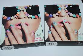Learn how to create a flower mani at home, from poppies to daisies to dried flower art. Ciate Flower Manicure Review With Swatches Bada Bloom Strike A Posy Really Ree