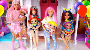 Define el look ideal con los juegos de vestir a barbie y los juegos de barbie moda. Pijamada Con Bebes Lol Surprise Y Mamas Bebe Goldie Esta Triste Jugando Con Munecas Youtube