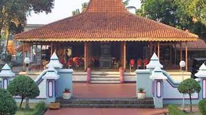 Rumah kebaya merupakan rumah adat betawi dengan bentuk atap perisai landai yang diteruskan dengan atap pelana yang lebih landai, terutama pada bagian teras. Nama Nama Rumah Adat Di Indonesia Anak Aseli Indonesia