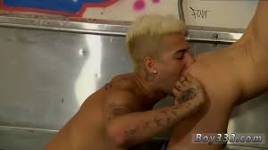 Saftige Männer ficken Jungen Tube und anal Oral Homosexuell Sex Geschichten  mit A Cock Spy wird gefickt!
