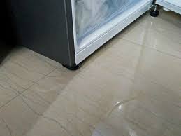 چرا از زیر فریزر آب می‌آید و چگونه مشکل را حل کنیم؟