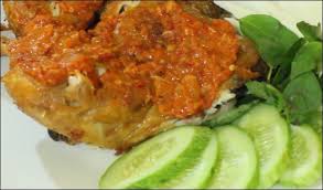 Goreng cabai, bawang, terasi, dan tomat hingga matang. 7 Resep Sambal Geprek Dijamin Bikin Makan Terus Nambah
