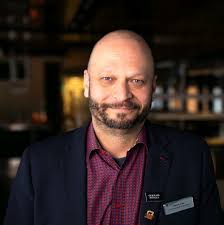 J'ai trouvé un objet un peu mystérieux, trouvé sur la plage dans le bas  Saint-Laurent sur le bord du fleuve. Ne se raye pas avec un ongle, se raye  avec un couteau.