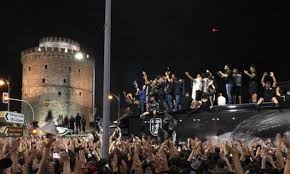 Σε ξέφρενους πανηγυρισμούς έχουν ξεσπάσει οι οπαδοί του παοκ, αμέσως μετά την κατάκτηση του κυπέλλου. Telikos Kypelloy 2018 Apo8ewsh Toy Kypelloyxoy Paok Ston Leyko Pyrgo Newsbomb Eidhseis News