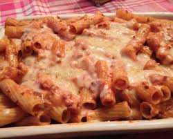 Oggi ho messo in forno una teglia di pasta al forno con ragù e besciamella, ottima soluzione per un primo piatto che praticamente potrebbe essere il procedimento è lo stesso della ricetta classica, però vi consiglio di utilizzare i pomodori pelati al posto della passata di pomodoro perchè si cuociono più. Pasta Al Forno Con Ragu E Besciamella Le Chicche Di Claudia
