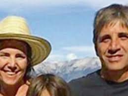 FARÁNDULA QUIÉN ES XIMENA RUIZ HANGLIN, LA ESPOSA DE LUIS CAPUTO Reservada  y alejada del foco mediático, Ximena Ruiz Hanglin es la esposa de Luis  “Toto” Caputo, actual ministro de Economía, con