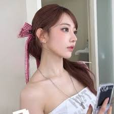 HUH YUNJIN from LE SSERAFIM said her favorite Lakers star is LeBron James  💜💛🏀