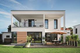 Viereckiges haus in der zukunft vor ihm. Modernes Kubus Haus Im Bauhausstil Mit Garage Hausbaudirekt De