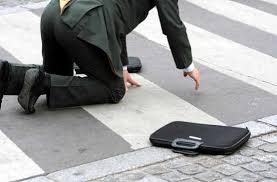 Je vais lui donner une giffle tout en passant un message plein de sens dénonçant un problème je pense que pas mal de français auraient aimé le faire. La Main Attention Fractures Planete Sante