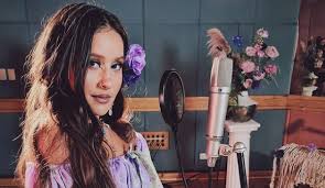 Denise rosenthal sorprendió con un impactante cambio de look que dejó a sus fanáticos cautivados. Denise Rosenthal Revelo La Portada De Su Disco Todas Seremos Reinas