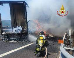 Incidente in a1 avvenuto oggi, 23 maggio. A1 Incidente Tra Due Mezzi Pesanti Tir In Fiamme Conducente Ustionato Corrierefiorentino It