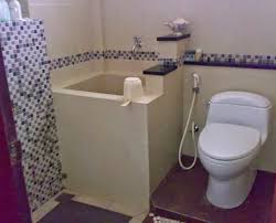 Terasnya luas asyik buat ngobrol dan kenalan dengan backpacker lainnya. 10 Desain Kamar Mandi Kecil Yang Indonesia Banget Ada Kloset Jongkok Bak Mandi Rumah123 Com