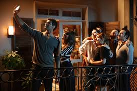 Everyone is seated at the table, chatting, eating laughing accompaniment. Cebimdeki Yabanci 2018 Film Elestirisi Karanlik Sinema