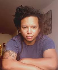 Leonardo Ledesma Watson: “Barrio Laberinto es un artefacto. Un prisma con  varias caras…No es un anecdotario, un puñado de textos terapéuticos o una  autobiografía”