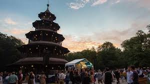 Der englische garten im münchner nordosten gehört mit einem gesamtareal von 375 ha (3,75 km²) zu den größten stadtparks der welt, er rangiert flächenmäßig noch vor dem hyde park (london) und dem central park (new york). Kocherlball Im Englischen Garten 95 5 Charivari
