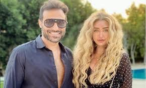 بطريقة مختلفة وتفاعلية من الدعاية للأعمال الفنية، استخدم أبطال فيلم العارف خدعة تهكير حساباتهم على الفيسبوك بالتزامن مع قرب عرض الفيلم وبدأ. ÙƒÙŠÙ ÙŠØ¯Ø¹Ù… Ø£Ø­Ù…Ø¯ ÙÙ‡Ù…ÙŠ Ù‡Ù†Ø§ Ø§Ù„Ø²Ø§Ù‡Ø¯ Ø®Ù„Ø§Ù„ Ø¥ØµØ§Ø¨ØªÙ‡Ø§ Ø¨ÙƒÙˆØ±ÙˆÙ†Ø§ ØµÙˆØ±Ø© Ø§Ù„Ù‚Ø¯Ø³ Ø§Ù„Ø¹Ø±Ø¨ÙŠ