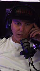 Erika Isac e supărată ca i se atrage atenția ca face feminism performativ.  Respectul față de alte persoane este primul pas. #erikaiesc #boohoo  #respect #muzica #romania