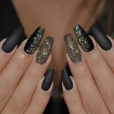 Estos son los diseños donde puedes darle tu toque personal. Seleccionamos 60 Ideas En Manicuras Mate A La Tendencia Del Momento Unas Negras Con Dorado Unas Postizas De Gel Unas De Gel Bonitas