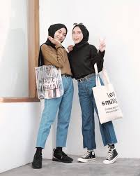 Caption foto berdua bareng teman sepertinya lucu banget dari tingkah laku dan kelakuan banyak orang yang bisa menjadikan sahabat gila motivasi untuk kesempatan kali ini yang terupdate tindakan lucu caption foto berdua bareng teman hujan yang dilakukan sebagian orang malah mampu menjadi kata kata caption instagram bahan untuk dibikin sebuah foto. Tak Cuma Stylish Ini Gaya Foto Kekinian Hijabers Bareng Sahabat