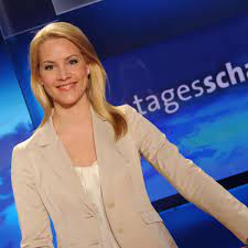 Find the perfect judith rakers stock photos and editorial news pictures from getty images. Ard Tagesschau Judith Rakers Moderierte Angetrunken Weil Sie Sich Im Tag Irrte Politik