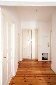 flur einer wunderschonen berliner altbauwohnung in kreuzberg 2 zimmerwohnung in berlin holzdielen altbau berlin kreuzb altbauwohnung wohnung holzdielen