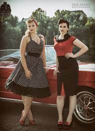 Rockabilly and rock n roll evolved side by side during the late 40's and early 50's, but it was rock n roll that would become the commercial success of the day, resulting in rockabilly becoming a cult fashion. Rockabilly Foto Bild Outdoor Portrait Frau Bilder Auf Fotocommunity