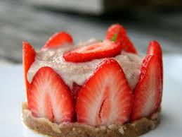 Decouvrez La Recette Fraisier 100 Vegetalien Et Cru Sur Cuisineactuelle Fr Recettes Crues Recette Fraisier Vegetalien
