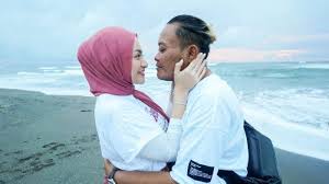 Claim masalah selesai mirip banget nissa sabyan, viral perempuan ini ikut bikin klarifikasi beredar isi chat mesra diduga antara nissa. Nathalie Holscher Rilis Lagu Baru Saat Bermasalah Sule Marah Kisruh Rumah Tangga Disebut Settingan Tribunnews Com Mobile