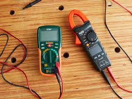 휴대용 멀티미터, 실험실용 벤치탑 멀티미터, 전류 측정용 클램프 미터의 외형과 주요 용도를 비교한 인포그래픽