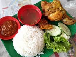 image ayam penyet kremes memang enak di santap dengan sambal penyetnya, rasanya yang khas karena kremes dari ayamnya. Resepi Ayam Penyet Viral Dan Mudah Bidadari My