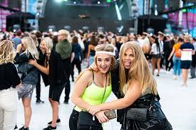 Rebecca och fiona uppträdde på pridefestivalen under fredagskvällen i en tröja med den sovjetiska kommunistflaggan. Rebecca Fiona Main Stage Summerburst Stockholm Stockholm Rockfoto Nu