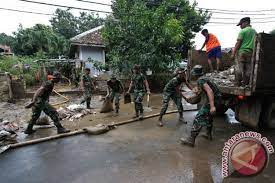 < gambar pembuangan sisa domestik di kawasan perumahan gambar larian merentas desa gambar animasi guru mengajar di kelas gegar vaganza 5 minggu 2 gelaran kesan diplomat asing soal banjir dan macet jakarta. Tni Dan Bencana Banjir Antara News