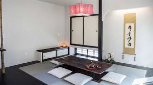 Sebagai wajah dari sebuah rumah, kita perlu memikirkan sebuah desain ruang tamu yang cocok untuk rumah kita. Ruang Makan Lesehan Beri Kenyamanan Tersendiri Dan Unik