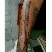 Santoku calavera con un cuchillo viene en múltiples tamaños, generalmente de cinco a ocho pulgadas. Tatuaje De Un Cuchillo