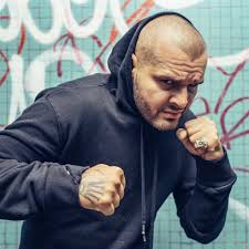 +421 907955440 rytmus@evency.sk kf@evency.sk #rytmus #rytmusking www.jbmnt.store. Rytmus Rapovy Fenomen S Nasazenymi Boxerskymi Rukavicemi Rapzzz