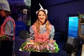 'haring happen' involves eating a raw herring, sometimes covered in raw chopped onions, by picking them up by its tail, tilting your head backward, opening your mouth and taking a bite. Yes Er Is Weer Nieuwe Haring Het Eerste Vaatje Is Vandaag Geveild Indebuurt Den Haag